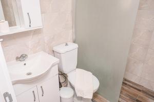 une salle de bain avec des toilettes blanches et un lavabo dans l'établissement ÖZCEM APART HOTEL FETHİYE, à Fethiye 12 autres photos