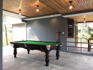 a pool table in the middle of a room at COCO HOME Homestay(โคโค่โฮม) in Ban Mo Kaeng Taek