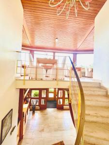 - un escalier dans une maison dotée de plafonds en bois dans l'établissement Hotel Sonnenberg Garni, à Hinterzarten