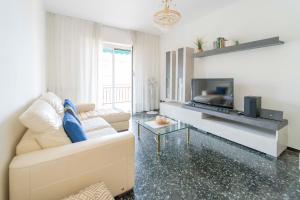 TV a/nebo společenská místnost v ubytování 193 - Casa Via della Chiusa - centralissimo e vicino alla baia del silenzio, spiaggia e mare 150m - Parcheggio GRATIS incluso e Aria condizionata