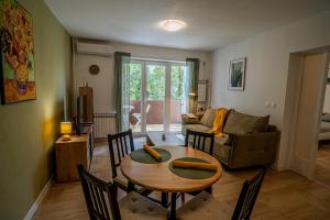 salon ze stołem i krzesłami w obiekcie Apartman Terra centar, free parking w mieście Osijek