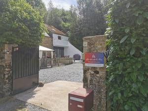 ein Tor zu einem Haus mit einem Schild darauf in der Unterkunft Les lits de l'Arz in Malansac