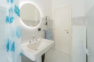 Koupelna v ubytování 193 - Casa Via della Chiusa - centralissimo e vicino alla baia del silenzio, spiaggia e mare 150m - Parcheggio GRATIS incluso e Aria condizionata + 35 fotografií