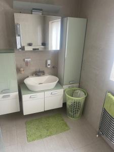 Ocker Hill的住宿－Jules Homestay Plus，一间带水槽和镜子的浴室