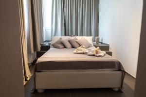 een slaapkamer met een bed met twee teddyberen erop bij Vigna Caracciolo in Trani