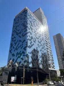 um edifício alto com um monte de quadrados sobre ele em QS Marista 1202 CamasCasal em Goiânia