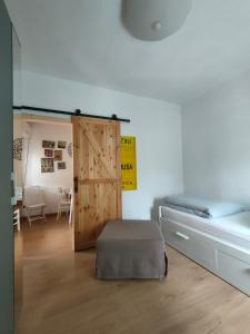 Cette chambre comprend un lit et une porte coulissante. dans l'établissement Piccolo Appartamento Casa Vacanze B&B Angela, à Clusone