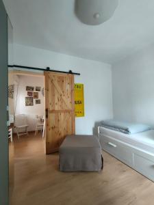 Camera con letto e porta scorrevole di Piccolo Appartamento Casa Vacanze B&B Angela a Clusone