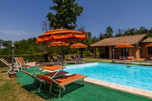 Bazén v ubytovaní Casa Vacanza Il Carpignone 3 alebo v jeho blízkosti