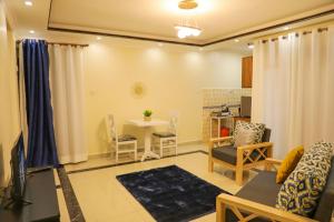 Et sittehjørne på Keisha Luxury Furnished Apartment Bukoto