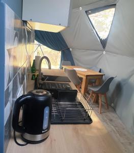czajnik do herbaty na kuchence w namiocie w obiekcie Podniebny Glamping w mieście Borsk
