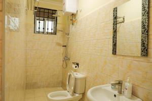 Um banheiro em Keisha Luxury Furnished Apartment Bukoto