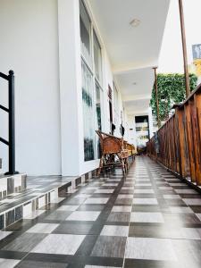 un corridoio con una panchina in un edificio di The Amora ad Arugam
