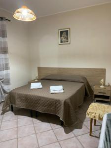 una camera da letto con un letto e due asciugamani di Casa Vacanze Villa Mariano a Gangi