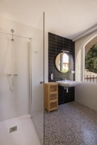 y baño con ducha, lavabo y espejo. en Torre Chiguita, en Tarazona de Aragón