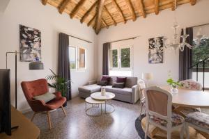 a living room with a couch and a table at Torre Chiguita in Tarazona de Aragón