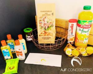 un comptoir rempli d'un panier de nourriture et de boissons dans l'établissement Appart'hotel grande terrasse vue mer, à Ajaccio