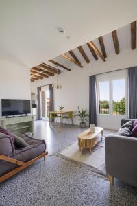 塔拉桑納阿拉貢的住宿－Torre Chiguita，客厅配有两张沙发和一张桌子