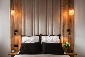 uma cama com duas almofadas e duas luzes por cima em Apartament Ukiel #23 I jezioro I prywatna plaża em Olsztyn