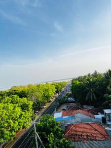 uma vista superior de uma rua da cidade com árvores em The Amora em Baía de Arugam