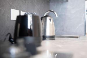 einen Wasserkocher auf einer Theke in der Küche in der Unterkunft Piazza Pio Suite Home in Rom
