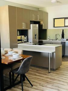 ウィントフークにあるMerensky Tower Apartmentのキッチン(ダイニングテーブル付)、キッチン(カウンター付)