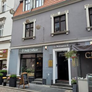 a gray building with a right diabetes sign in front of it at Apartamenty Batorego 4 in Bydgoszcz