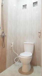 łazienka z toaletą i prysznicem w obiekcie Bromo Dormitory & Camp w mieście Bromo
