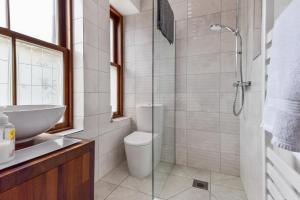 uma casa de banho com um chuveiro, um WC e um lavatório. em Fort Charlotte Guest House em Lerwick