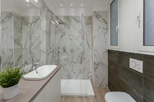 ein Bad mit einem Waschbecken und einer Dusche in der Unterkunft Piazza Pio Suite Home in Rom