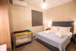 1 dormitorio con 1 cama con toallas en Luxury Apartment in Chalkida #2, en Chalkida