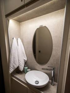 y baño con lavabo y espejo. en Luxury Apartment in Chalkida #2, en Chalkida