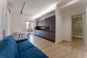 ein Wohnzimmer mit einem blauen Sofa und einem Tisch in der Unterkunft Piazza Pio Suite Home in Rom
