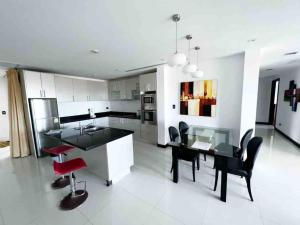 Η κουζίνα ή μικρή κουζίνα στο Luxurious 3BR Penthouse Jacuzzi Seaview