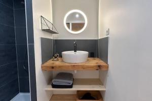 Phòng tắm tại Les gîtes du Canal du midi - Gîte Loft'Oten
