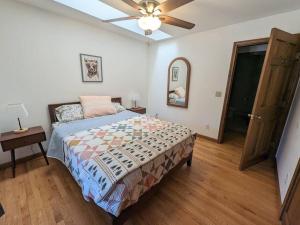 - une chambre avec un lit et un ventilateur de plafond dans l'établissement Secluded Oasis on Acadia's Quietside - Pets OK!, à Southwest Harbor