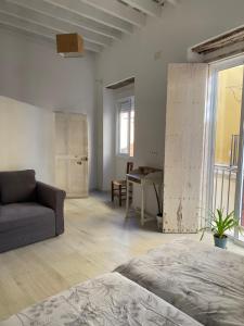 a living room with a couch and a table at Casa de Santa María in El Puerto de Santa María