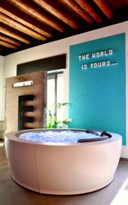 a hot tub in a room with a wall at Villa De' Giacomi in Teolo