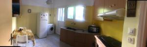 A kitchen or kitchenette at maison paisible 80 m2