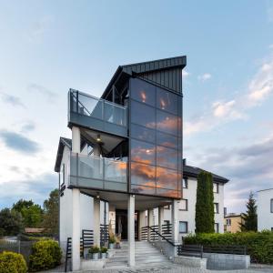 ein Haus mit Glasfassade in der Unterkunft Hotel Beethoven in Danzig