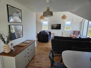 A kitchen or kitchenette at Hillside House