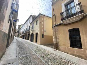 una calle vacía en un callejón entre dos edificios en Casa Rota By KubiK, en Cáceres