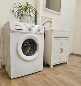 uma máquina de lavar e secar roupa num quarto em Stai Da Me em Taranto