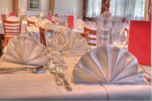 Flair-Hotel Zum Benediktiner tesisinde bir restoran veya yemek mekanı