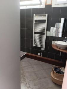 een badkamer met een wastafel, een toilet en een spiegel bij Appart' cosy climatisé à 10' des plages et de Sète in Frontignan