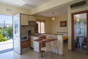 A kitchen or kitchenette at Cavo Plako Villas