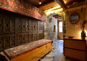 a room with a bench in a wall at Vila Nada Piran in Piran