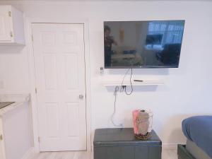 Télévision ou salle de divertissement dans l'établissement small cute basement unit