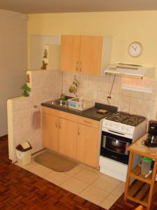 Una cocina o zona de cocina en Kanata Properties