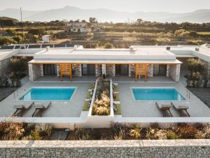 una vista aérea de una casa con 2 piscinas en Trinity Design Suites, en Valanidorachi